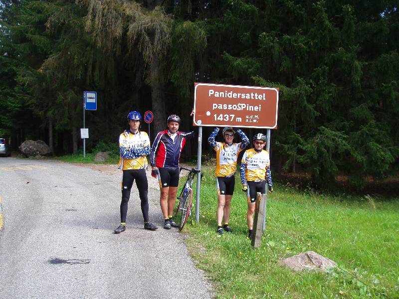 Boven op de Passo Pinei
De Pinei was geen lange beklimming, maar er zaten wel enkele serieus steile stukken in en dan durft zo'n vettige, pas verorberde pizza wel eens opspelen!
