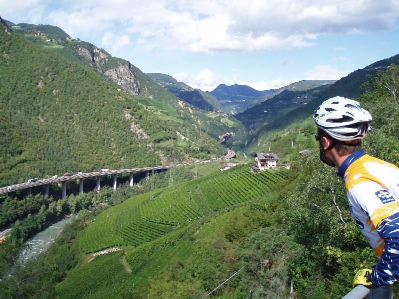 Pit in volle bewondering
Het was dan ook wel een mooi zicht om diep onder ons in een prachtige vallei de autoweg te zien slingeren die van Bolzano naar de Brennerpas loopt.
