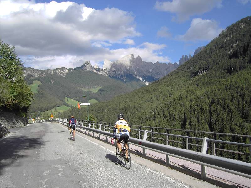 De aanloop naar de "hel" van de Passo Nigra
Na een drankstop in Tires, vatten we het laatste stuk aan van de Passo Nigra met daarin een enorm steile kilometer (een mooie voorbereiding op wat binnen enkele dagen nog moet komen!).
