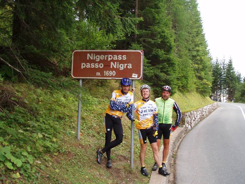 Boven op de Passo Nigra
Een mooie lange beklimming met een erg steil stuk en met mooie vergezichten in het begin. De laatste kilometers lopen over een rustig weg door het bos.
