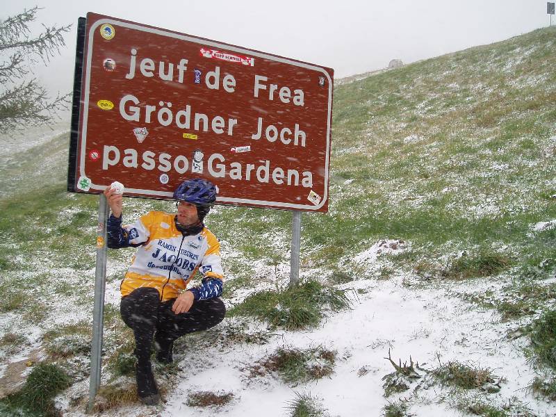 Ambiance-foto
Poseren met uw koerskleren boven op een col in de sneeuw, dat moogt ge natuurlijk niet laten liggen!!!
