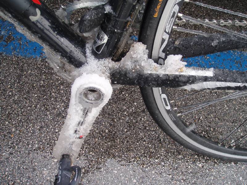 Jawadde
Boven op de top geen tijd om te stoppen en verder naar beneden gereden aan 10 per uur, sneeuw op de weg, ijs aan de fiets (zie foto), sneeuwruimers die bergop komen, daveren van de kou, ... AFZIEN!!!
