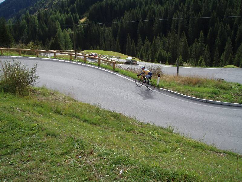 Hoe sterk is de eenzame fietser ...
Bert strijdend tegen de Passo pordoi en tegen zichzelf, hij klimt niet graag maar laat zich toch niet kennen.
