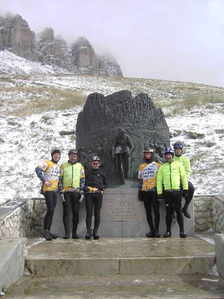 Held tussen de helden
De echte held staat in het midden. Een gedenkteken boven op de Pordoi voor Fausto Coppi. Daar moesten we toch ook even halt houden, ondanks de koude, voor een foto.
