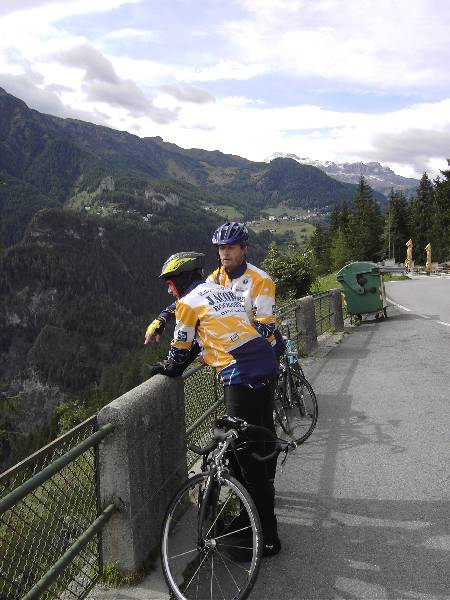 Ne schone belvÃ©dÃ¨re
Pit, Warre en Raf reden deze dag nog een extra lus naar de Passo Giau en onderweg pikten ze ook nog de beklimming mee naar Colle Santa Lucia met iets voor de top een prachtige BelvÃ©dÃ¨re!
