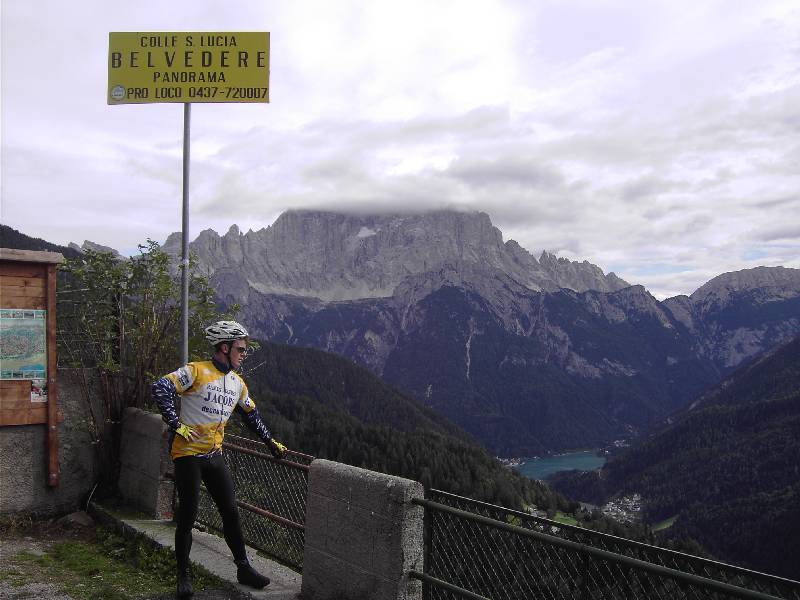 Hij kwam, hij zag en hij ...
Pit komt ook even genieten van het uitzicht (o.a. het Lago di Alleghe in de verte) vooraleer we afdalen naar de voet van de Passo Giau.
