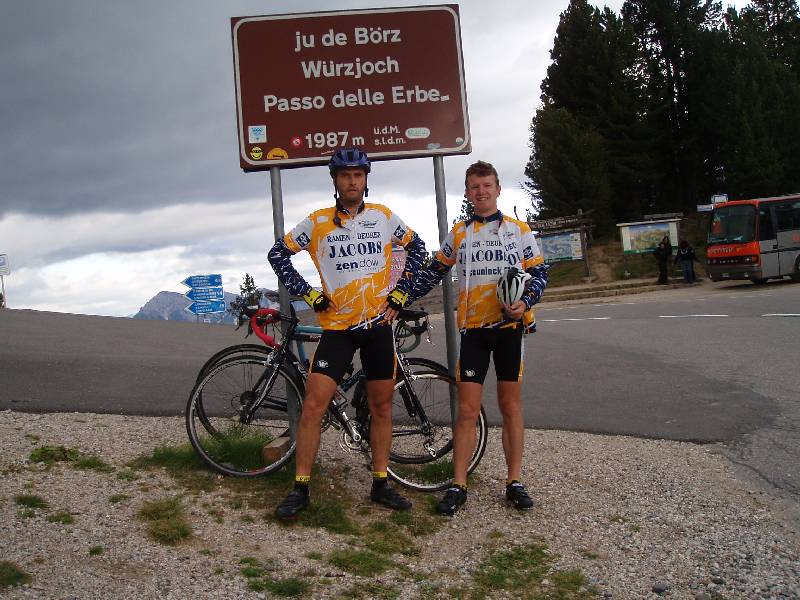 Raf en Pit op de Passo delle Erbe
Het was zeker niet onze hoogste pas maar toch een van de zwaardere beklimmingen omdat de klim zo lang was (meer dan 25km) met een aanzienlijk hoogteverschil (ongeveer 1500hm) en met enkele heel steile stukken.
