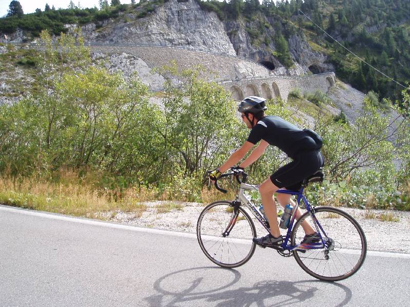 Jef op de Falzarego
Jef genietend van het zonnetje tijdens de beklimming van de Passo Falzarego, let op de prachtig aangelegde weg waar we nog naar toe moeten.
