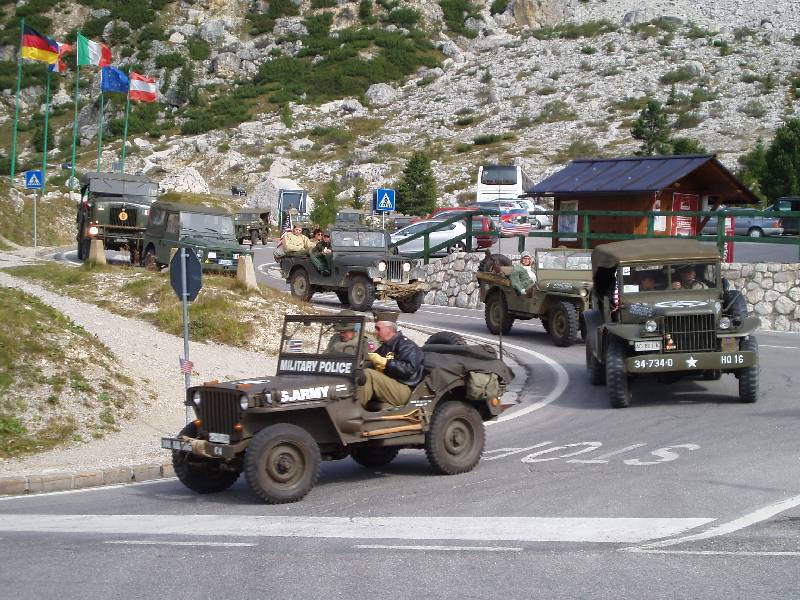 Ge komt wat tegen!
Boven op de Passo Falzarego verzeilden we in een colonne van oude legervoertuigen die van de Passo Valparola naar beneden kwamen. Tientallen oldtimers kwamen in een lange file naar beneden gereden.
