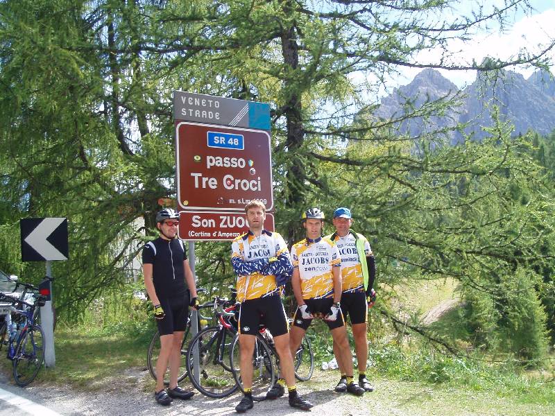 De Giro achterna - Cowboybenen 2
In deze rit reden we de finale van een beruchte girorit van dit jaar na. We reden langs de Passo Tre Croci naar de Tre Cime di Lavaredo.
Alleen denk ik niet dat Di Luca en co tijd hadden om te stoppen voor een foto van het colplaatje!
Warre demonstreert weer zijn geweldige cowboybenen.
