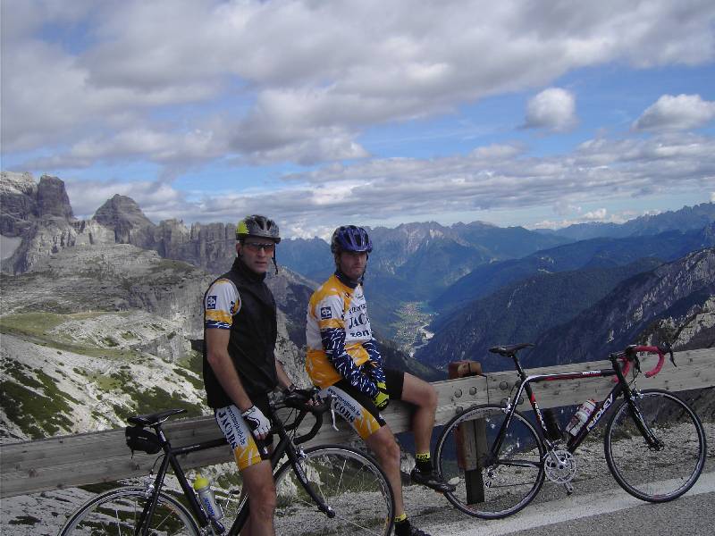 Oef, welverdiend genieten van het uitzicht
Na een erg zware klim, kunnen we aan Refugio Auronzo aan de voet van de Tre Cime di Lavaredo genieten van een prachtig uitzicht.
Voor wie wil weten hoe zwaar deze klim wel was, kijk dan maar eens bij deze  [b][url=http://www.salite.ch/lavaredo.asp?Mappa=http://www.viamichelin.fr/viamichelin/ita/dyn/controller/Cartes-plans?mapId=-tquebzxh0co8dp&dx=485&dy=330&empriseW=970&empriseH=661]link[/url][/b]
