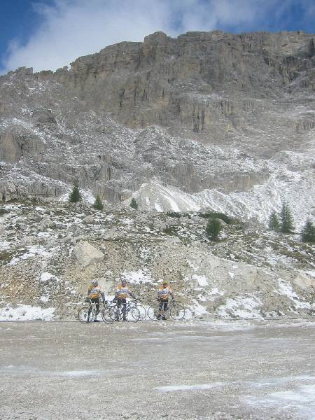 Koude en wind houden de B's niet tegen
Boven op de Valparola in een desolaat maar magnifiek decors poseren in een ijzig koude wind. 't Zijn geen watjes ons B's!
