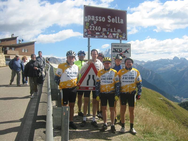 De tweede lichting op de Sella
Ook voor de achternakomers is het Sellarondje een verplicht nummer natuurlijk. Ze reden onder begeleiding van Rafke en Jef in de omgekeerde richting tijdens hun tweede fietsdag. De Sella was dus al hun derde col van de dag.
