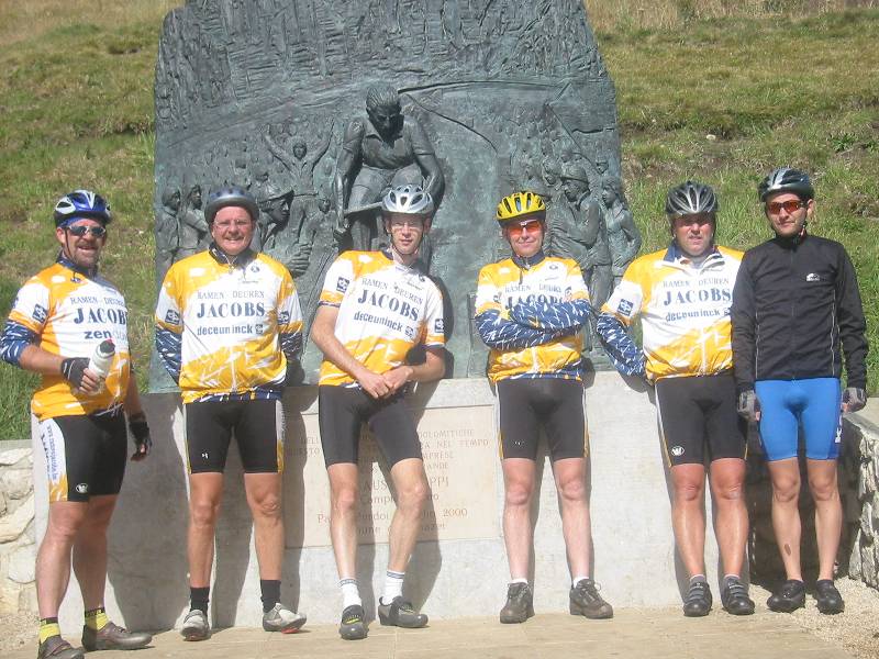 Coppi-fanclub
Ook zij moesten natuurlijk even poseren bij het gedenkteken voor Fausto Coppi boven op de Passo Pordoi.
