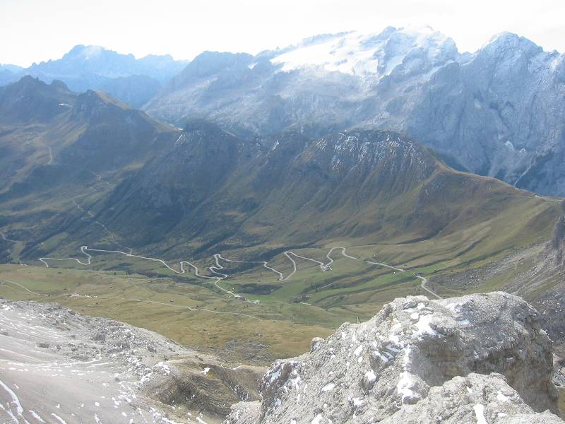 Wat een uitzicht 2 !!!
En zeker een mooi uitzicht op een heel deel van de 33 bochten die de beklimming van de Passo Pordoi vanuit Arabba telt.
