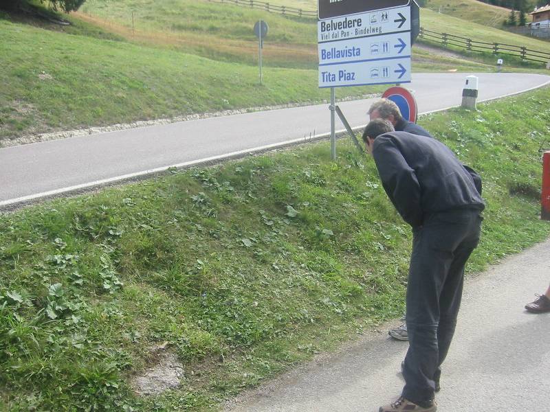 Gewaagd manoeuvre
Tijdens het Sellarondje van de dag ervoor, vond Herman de weg blijkbaar niet steil genoeg en reed hij ook nog deze stuikse berm op met zijn fietske.
Wantrouwig gaan Rafke en Johnny op zoek naar bandensporen.
