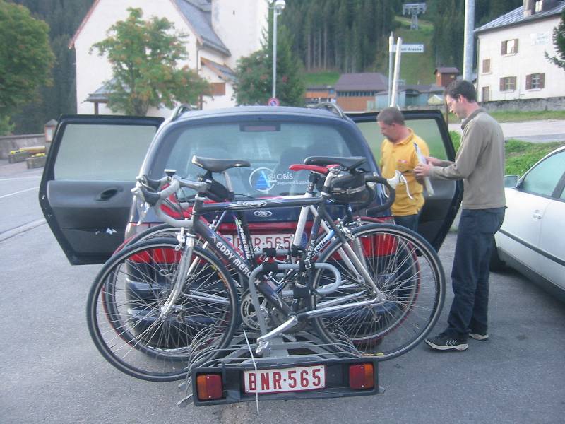 Inpakken en wegwezen 2
Dit jaar hadden ze ons bij VH huurwagens een veel kleinere bus geleverd dan andere jaren en dus moest Bert ook nog enkele fietsen meenemen, maar dat vindt die natuurlijk niet erg!
