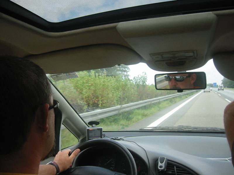 Bert in zijn element
Gps-ke op de ruit, auto op het linker rijvak en dan lekker doorgeven op de "geef-maar-beuze autostrades" van Duitsland.
Dank zij co-piloot Johnny, slaagde Bert er echter wel in om twee keer in dezelfde file terecht te komen!!!
