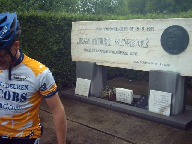 Monument
Johan: "Dat kodakske is toch weer leeg, Hale. Probeert maar!"
Hale: "Blijft dan staan, dan staat ge d'er misschien eens te goei op!"

