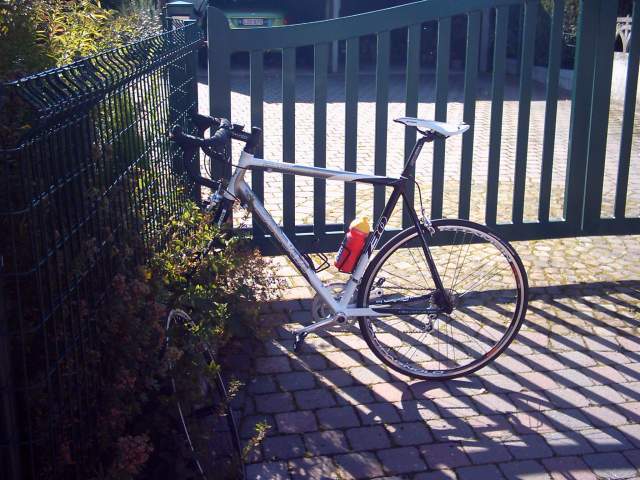 Nieuwe fiets stalling
O ja, den Hale reed op de eerste rit met zijn nieuwe fiets al direct plat. Voorzicht stallen dus om nog geen krassen te maken. Een geplastificeerd hek van fabrikant B. blijkt ideaal als je voorbandje eruit is.
Toch een 'schoon' fietske, niet ?
