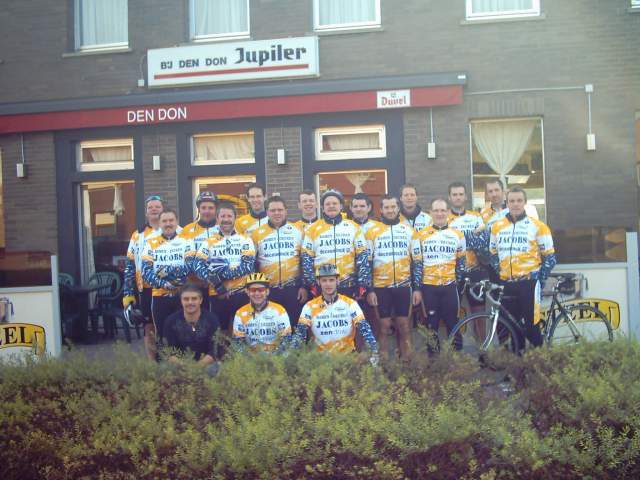 Clubfoto 2008
Na enkele jaren proberen, is nu de groep nog eens met velen bijeen. Heeft er toch wel niemand een serieus kodakske bij zeker. Maar iedereen staat er toch op, zelfs de cafebaas Lex van Den Don.
