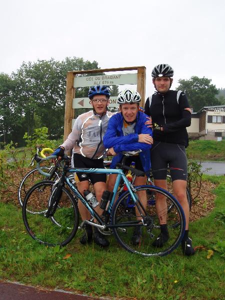 Fier op eerste col van de reis
Johan, Pit en Jef poseren fier op de eerste col van de reis: de Col du Brabant. De bedoeling was om een opwarmritje te gaan rijden van een 80km maar de weergoden beslisten er anders over.
