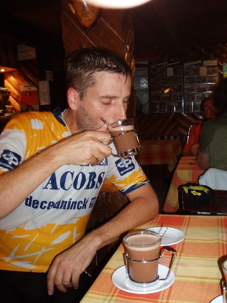 Vast op de Ventron
Van de Col du Brabant ging het naar Le Grand Ventron. Dwars door bliksem, donder en gietende regen.
Dan is een warme chocomelk op zijn plaats in de herberg boven op de Grand Ventron.
