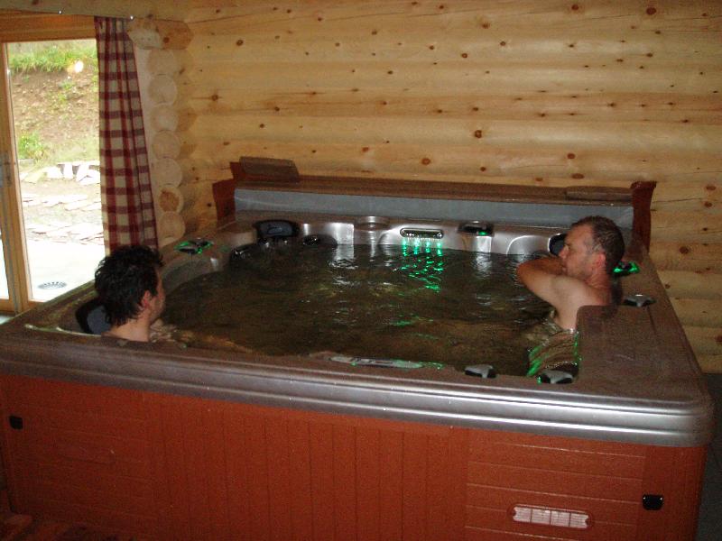 Broebelen in La Bresse part 1
Bij terugkomst lag Johnny al te genieten in de jacuzzi en bij dat "verleidelijk" aanzicht, doken wij er natuurlijk snel bij.
