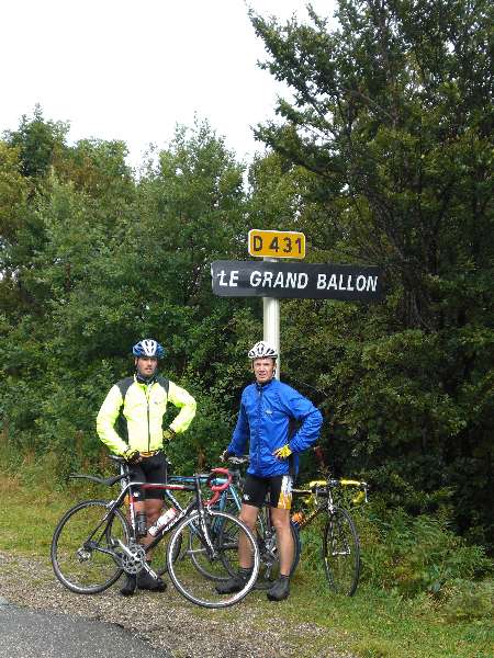 Le Grand Ballon op het lijstje
Uiteindelijk toch maar vertrokken met z'n drieÃ«n (Pit, Johan, Raf) en via Bramont en Route des AmÃ©ricains naar de Route des CrÃªtes geklommen. Daar werden we nog maar eens getrakteerd op een heuse wolkbreuk en dus was het schuilen geblazen op Le Markstein. Vandaar reden we (toen de regen verminderd was) verder naar de Grand Ballon.
