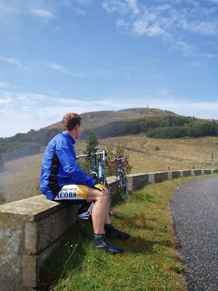 Pit in stille bewondering
Als je eerst door de gietende regen moet rijden dan kan het daarna zalig genieten zijn in het zonnetje bij het mooie aanzicht van de top van de Grand Ballon.
