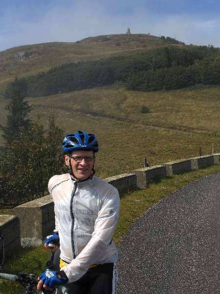 Johan poserend voor de Grand Ballon
Ook voor Johan een mooi souvenirtje van de hoogste beklimming in de Vogezen.
