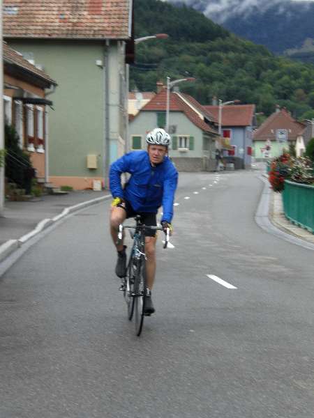 Pit op 't gemakske
Bij afdalingen doet Pit het altijd op zijn gemakske en dat geeft Johan de gelegenheid om hem beneden in Willer-sur-Thur te fotograferen na de afdaling van de Grand Ballon.
