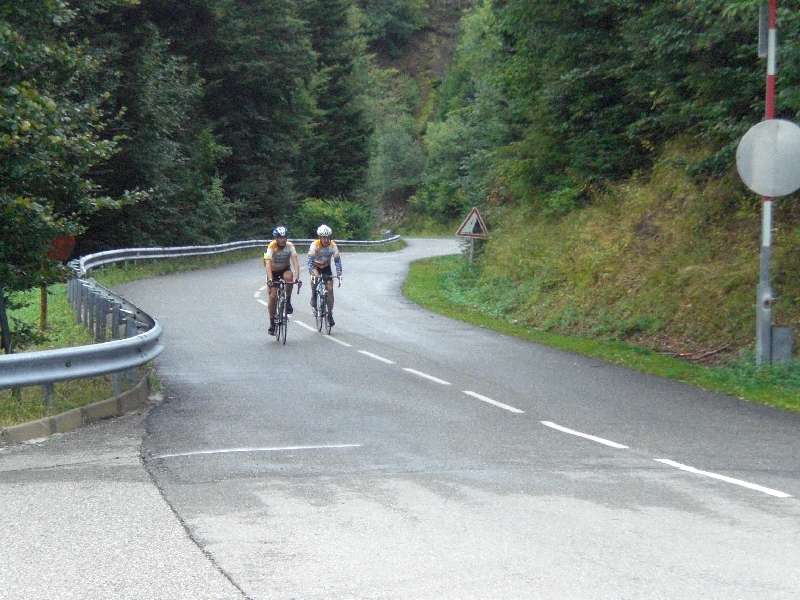 Pit en Raf zij aan zij op de Hundsruck
Op de Col du Hundsruck lieten Raf en Pit Johan wat rijden om op hun eigen tempo deze makkelijke beklimming op te fietsen. Het voordeel is dan ook dat je weet dat je een mooie foto van Johan cadeau krijgt.
