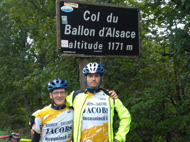 Een stoere pose na een belachelijke demarrage
Tja je moet jezelf natuurlijk een houding geven na een stevige flater, dus zet Raf maar een hoge borst op voor het colplaatje van de Ballon d'Alsace.
