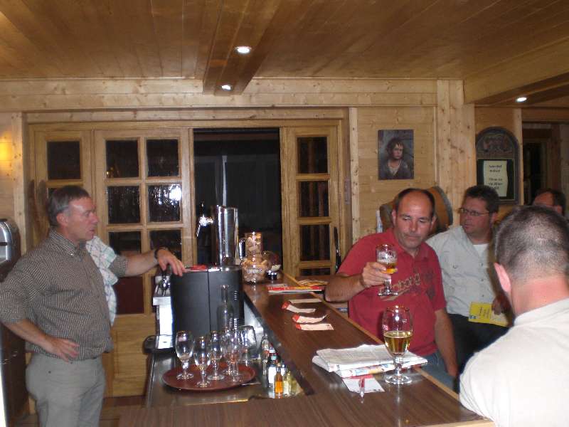 De derde lichting is gearriveerd.
De rest van de groep was ondertussen ook in La Bresse gearriveerd en na het avondeten werden de tapperskwaliteiten van barman Marc gekeurd en goed bevonden.
