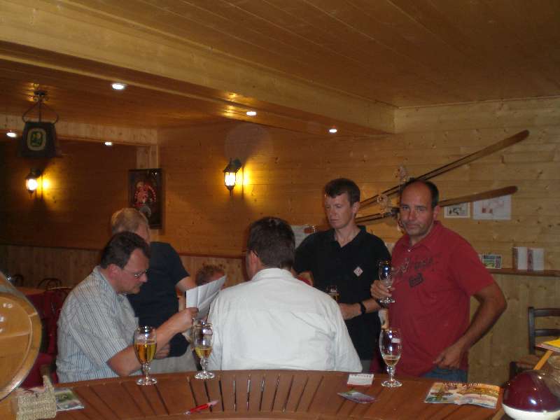 Johnny maakt plannen.
Johnny was al een dag eerder gearriveerd dan Hans, Wim en Danny en heeft dus al de tijd gehad om voor morgen een mooie route uit te stippelen.
