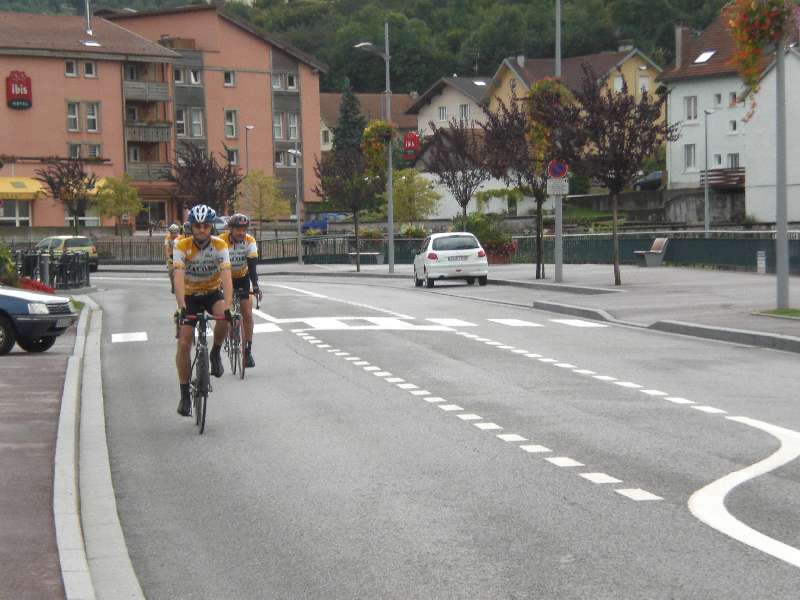 Passage in La Bresse 1.
Johan was al vroeger vertrokken om het A peloton te kunnen fotograferen in de straten van La Bresse.
