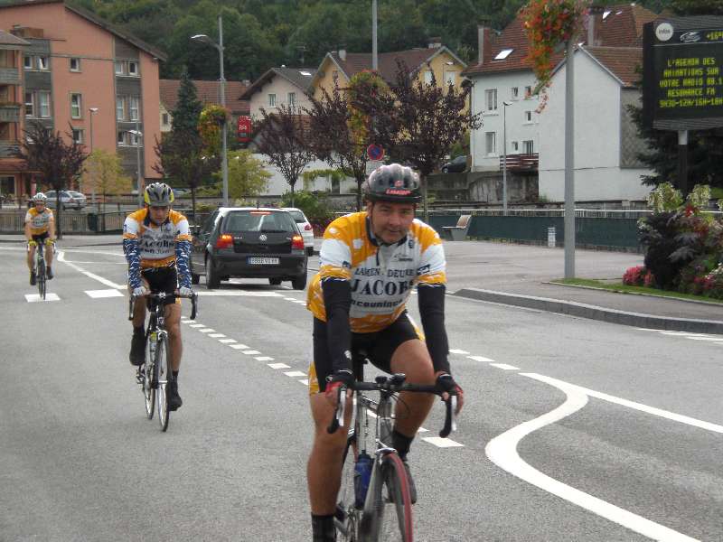 De buik van het peloton.
Vandaag dalen we eerst via de D486 vanuit La Bresse naar Cornimont.
