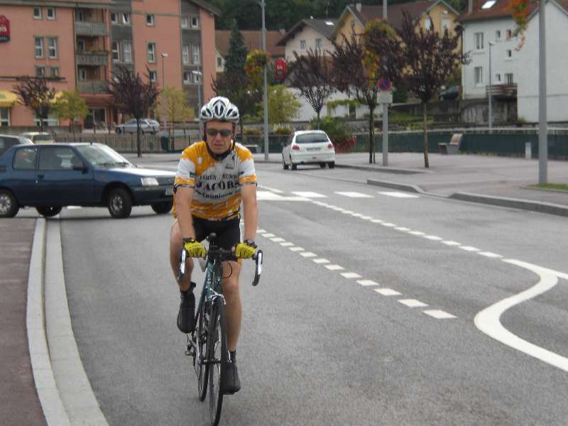 Pit doet de deur dicht.
Pit checkt of iedereen er bij is.  Met z'n vijven starten we voor een mooie rit van 133 km met als beklimmingen: Col de MÃ©nil, Ballon d'Alsace, Ballon de Servance, Col de Morbieux, Col de Burotte en Col des Moinats.  Eddy had vooraf al duidelijk gemaakt dat hij na de Ballon d'Alsace een kortere weg zou nemen om zo bij de B's te kunnen aansluiten.
