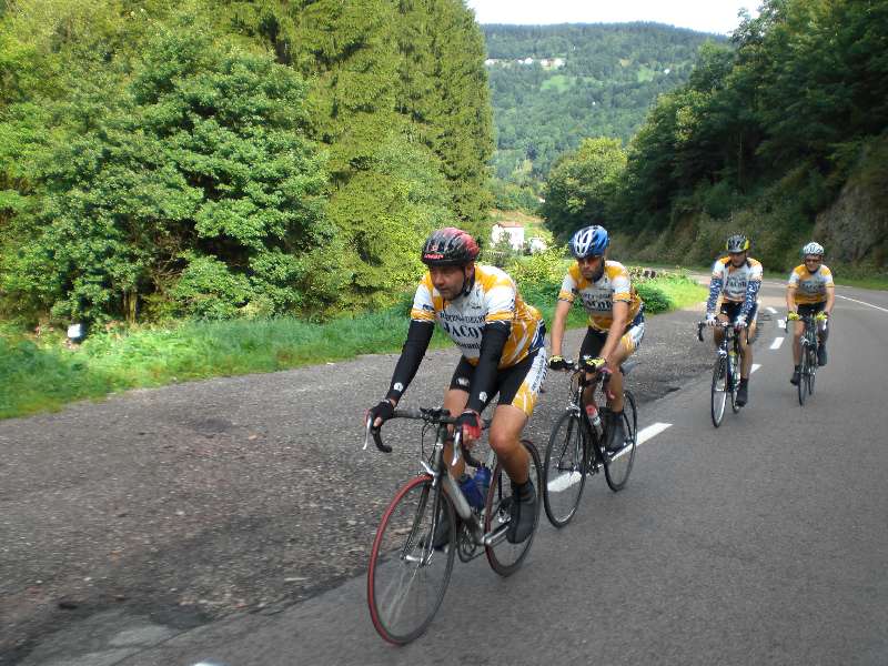 Rustig naar boven op de Col de MÃ©nil.
Tussen Cornimont en Le Thilot ligt de Col de MÃ©nil, een colletje met lage stijgingspercentages, ideaal werk voor Danny.
