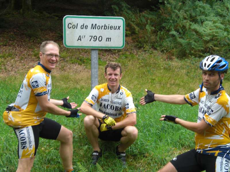 Pit triomfeert op de Col de Morbieux.
Nu werd duidelijk waarom Pit eerder op de dag zijn krachten spaarde. Hij was de routeplanner van dienst, en wist dus was er nog komen moest. Op de Col de Morbieux haalde hij fors uit en kwam als eerste boven. Al had hij wel de hulp ingeroepen van een Franse bosbouwer die vlak na Pit zijn demarrage rustig de baan blokkeerde met zijn machine!
