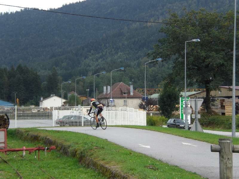 Danny op de voie verte.
Ook van Saulxures-sur-Moselotte naar Cornimont kan je dit fietspad nemen en gescheiden van het autoverkeer fietsen.
