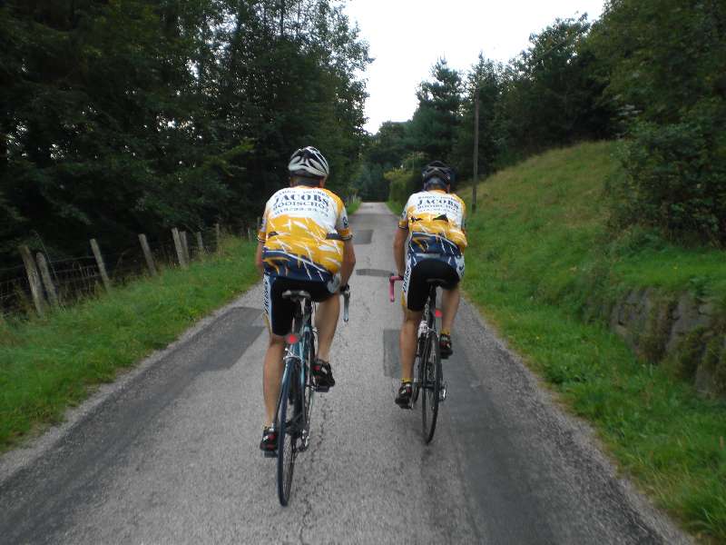 Aanklampen op de Col de la Burotte.
Bij Johan is het beste er af, hij kan hier nog net aanklampen bij Pit en Raf die het tempo aangeven op de Col de la Burotte.
