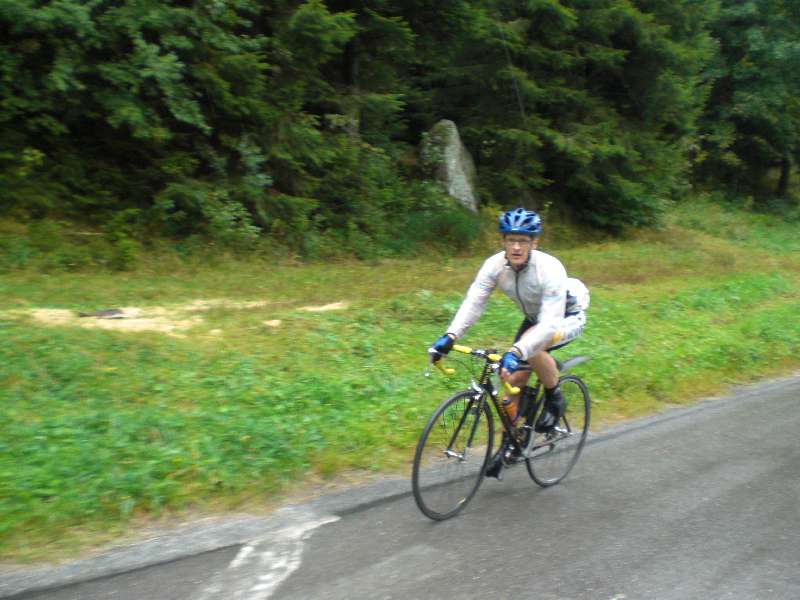 Johan in herfsttenue.
Goed ingepakt tegen de regen vertrokken we vanuit La Bresse via de route de Lispach naar de D34d en dan verder via de D23 naar Plainfaign om dan via de D8 terug te keren riching GÃ©rardmer waar we de "Route forestiÃ¨re des 17 kilomÃ¨tres" namen tot de D486 richting La Bresse.
