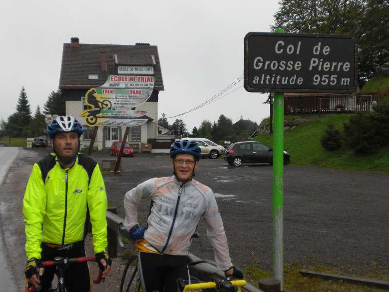 Veelbesproken laatste col van de reis.
En wie die laatste col kon "opeisen" daar is een duchtig woordje over gezegd.  Johan was eerst boven, maar Raf had hem proberen te remonteren en kwam als eerste aan het colplaatje dat 100m verder en 5m lag...  De foto spreekt in ieder geval boekdelen.
