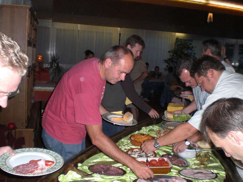 Nen boot vol eten.
Het pronkstuk van het restaurant was de (steeds goed gevulde) boot.  Hoe hij in La Bresse terecht gekomen was, kon Marc ons ook niet vertellen. Maar in ieder geval komt hij na de restauratie van Marc goed van pas als buffettafel.
