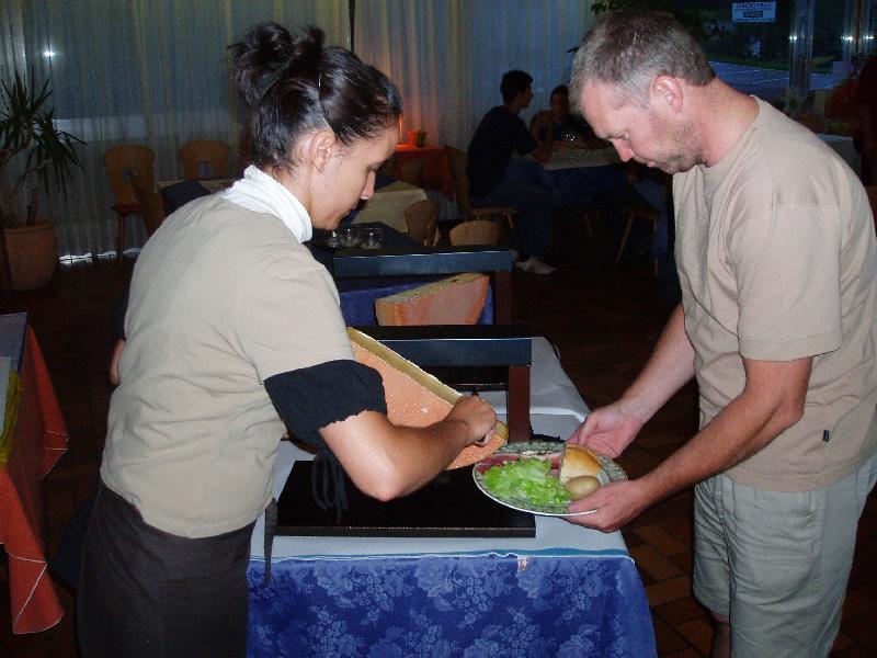 Raclette
Voor het laatste avondmaal hadden DÃ©lphine en Marc iets speciaals voorzien: raclette.  Voor sommigen een eerste kennismaking met dit kaasgerecht, voor de kaasliefhebbers een schot in de roos.
