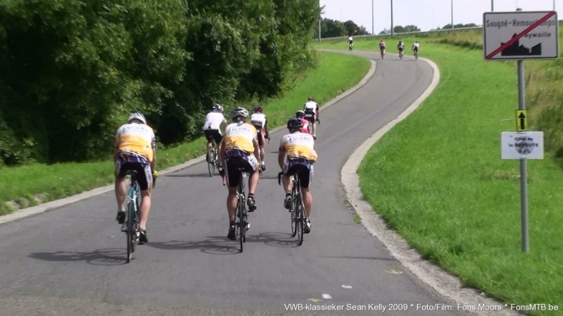 Drie musketiers beginnen er aan
Klaar voor de start van Ã©Ã©n van de zwaarste beklimmingen van de dag, de Redoute. Het watje rijdt trouwens in het midden.
