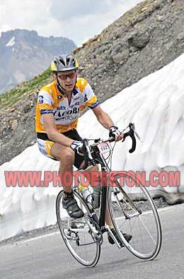 Warre op de galibier
Tussen restanten sneeuw klimt Warre naar de top van de Galibier.
