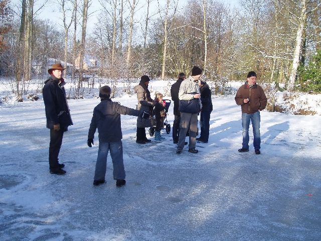 Nissorap on Ice 1
Een bont gezelschap op het ijs van de eendenvijver van de Averegten. 
